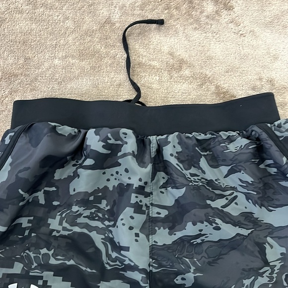 Under Armour Fly By 2.0Running Shorts with Reflective - Picture 7 of 7